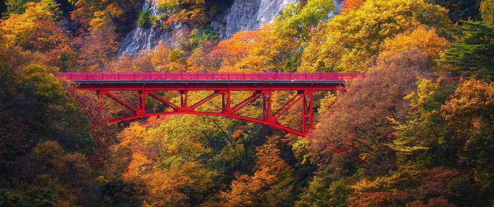清流と峡谷、紅葉が織りなす美しき秋を旅する