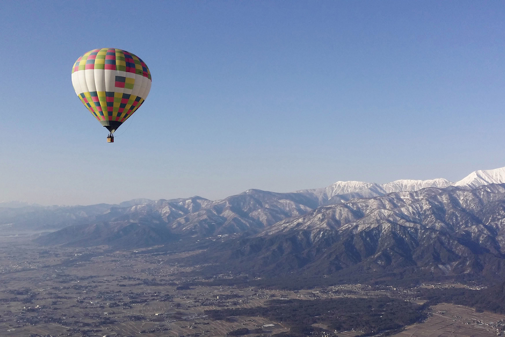 日本アルプス（長野県）下から見るか、横から見るか？ 上から見ましょう！熱気球の旅