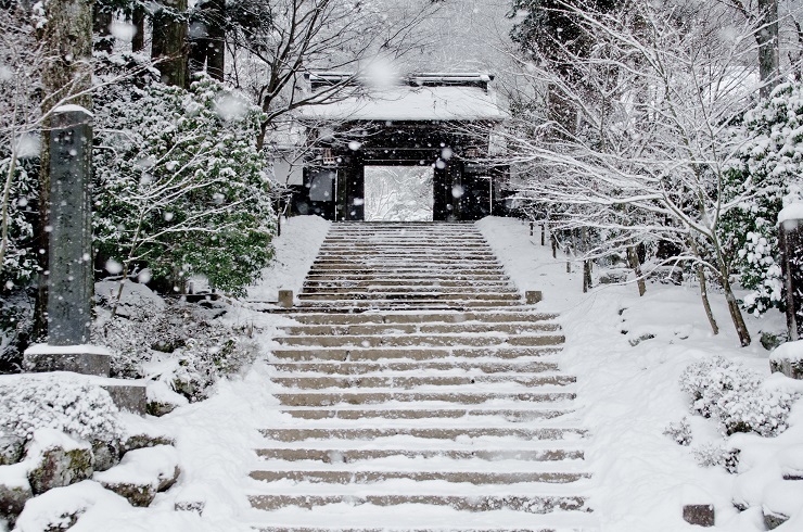 雪の定勝寺入口